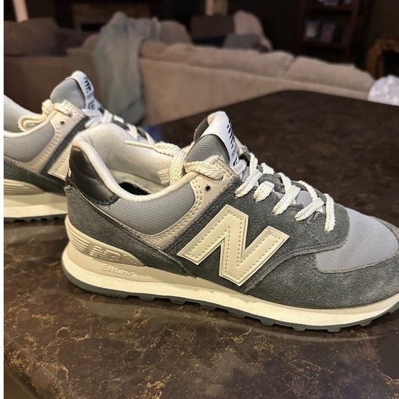 New Balance 574 Womens Grey White Suede Mesh SneakersLow Top Shoes WL574EVG Sz 8 - Picture 3 of 6